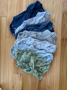 Set of 7 long sleeve onsies - newborn